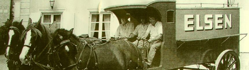 Drei Männer in einer Kutsche mit Elsen Aufschrift, gezogen von drei Pferden
