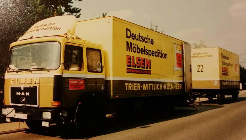 Ein LKW + Anhänger mit der Aufschrift "Deutsche Möbelspedition ELSEN"
